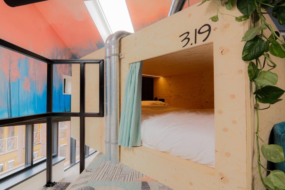 Cocoon con Cama Doble en Dormitorio Mixto