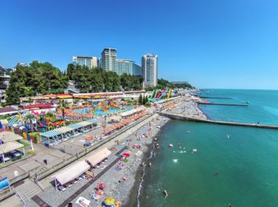 Playa local a 10 minutos a pie. Image