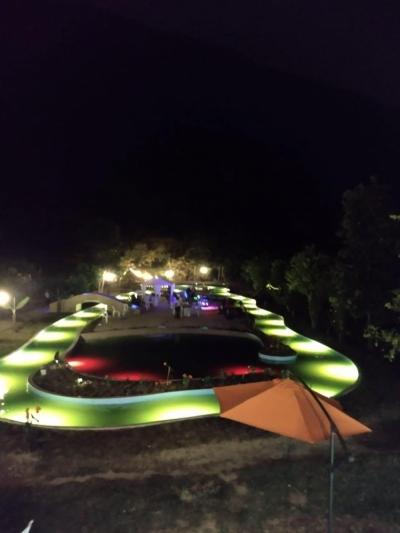 Área de Piscina y salón Image