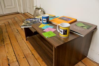 Libros y tazas Image