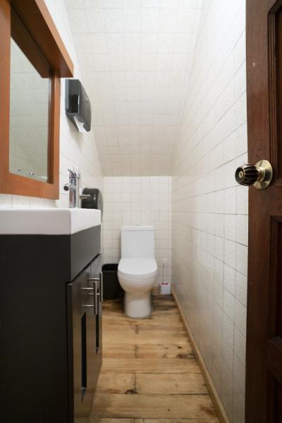 Baño común en planta baja Image