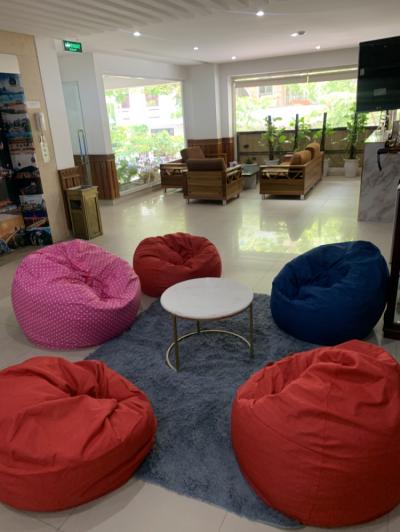 Puff de salón comunitarios Image