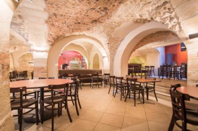 Gran restaurante en el edificio. Image