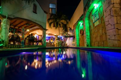La piscina de noche Image