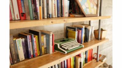 Biblioteca en JAM Hostel Image