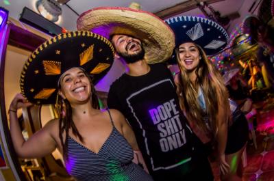 'Mexicanos' divirtiendose. Image