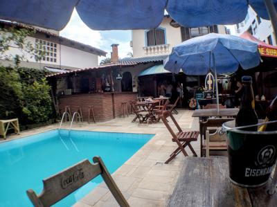Piscina y bar Image