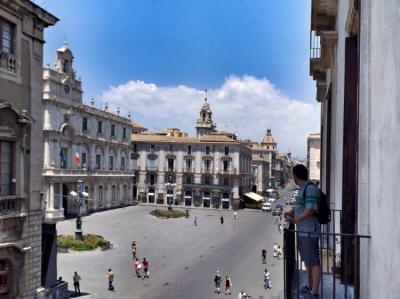 Vista desde un balcón a la Piazza Università Image